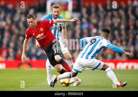 Il Manchester United Nemanja Matic (sinistra) e Huddersfield Town Elias Kachunga battaglia per la palla durante il match di Premier League a Old Trafford, Manchester. Foto Stock