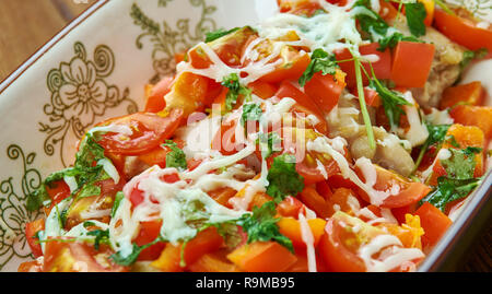 Bruschetta cuocere il pollo, perfettamente bilanciato morso di pomodori, aglio, pollo e mozzarella Foto Stock