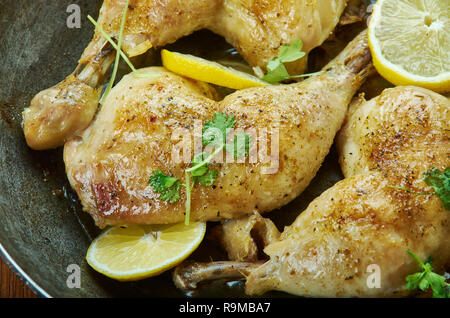 Pollo arrosto con sommaco, Za'atar e limone, tradizionale piatto palestinese Foto Stock