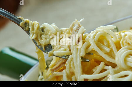 Cheesy Chicken Alfredo cuocere la pasta, deliziosa versione in casseruola Foto Stock