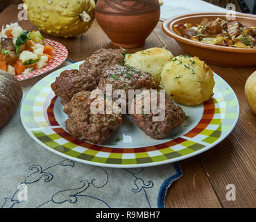 Biff a la Lindstrom, svedese piatto fatto da cipolla, patate, barbabietola rossa, capperi e carne di manzo macinata, svedese la cucina casalinga, tradizionali piatti assortiti, Foto Stock