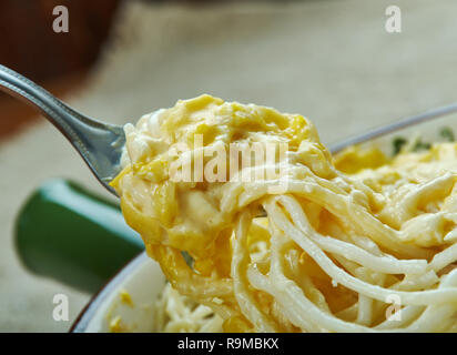 Cheesy Chicken Alfredo cuocere la pasta, deliziosa versione in casseruola Foto Stock