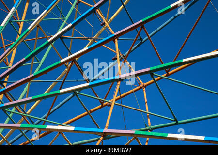 Costruzioni di metallo contro il cielo blu, multicolore Foto Stock