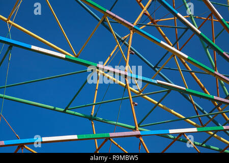 Costruzioni di metallo contro il cielo blu, multicolore Foto Stock