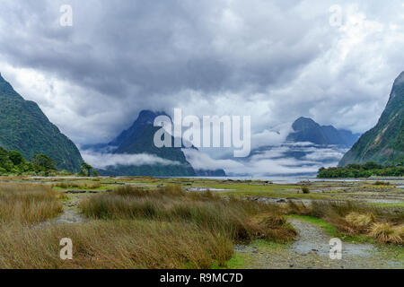 Il cloud protetto picchi alla famosa meraviglia naturale Milford Sound, Fjordland National Park, southland, Nuova Zelanda Foto Stock