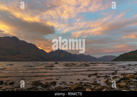 Post-incandescenza romantica dopo il tramonto con cielo rosso sul lago Wakatipu, Queenstown, alpi del sud, otago, Nuova Zelanda Foto Stock