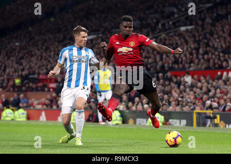 Il Manchester United Paul Pogba e Huddersfield Town Erik Durm (sinistra) Foto Stock