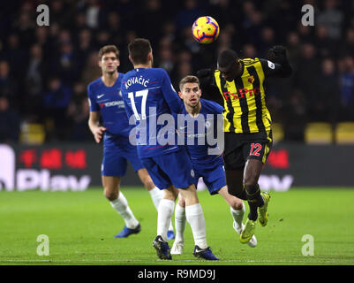 Watford's Ken Sema (destra) battaglie per la palla con il Chelsea di Mateo Kovacic (sinistra) e Jorginho (centro) durante il match di Premier League a Vicarage Road, Londra. Foto Stock