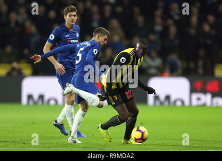 Watford's Ken Sema (destra) e Chelsea Jorginho della battaglia per la palla durante il match di Premier League a Vicarage Road, Londra. Foto Stock