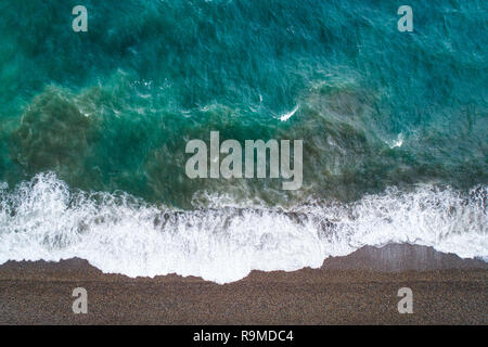 Vista di un drone in spiaggia,vista superiore antenna fuco foto di stordimento colorata spiaggia del mare Foto Stock