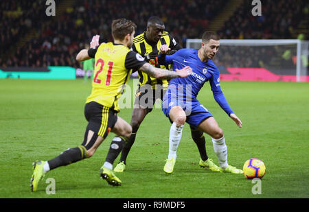 Del Chelsea Eden Hazard (destra) battaglie per la palla con il Watford Ken Sema (centro) e Kiko Femenia (sinistra) durante il match di Premier League a Vicarage Road, Londra. Foto Stock