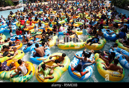 I visitatori sono visto giocare sulle onde nell'acqua area turismo di ??"Il Jungle Adventure' nella città di Bogor. Il Jungle Adventure il turismo nautico è incluso nella top 10 acqua migliori categorie del turismo nella regione Asia Pacifico nel 2018, il targeting per 100 migliaia di visitatori durante il periodo di vacanze scolastiche e il giorno di Natale. Foto Stock