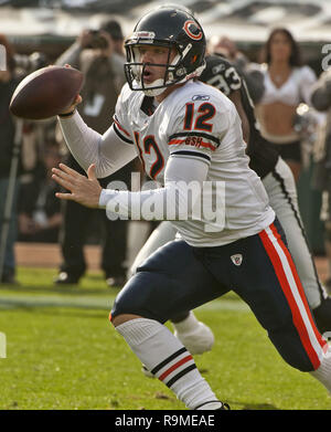 Oakland, la California, Stati Uniti d'America. 27 Nov, 2011. Chicago Bears quarterback Caleb Hanie (12) Domenica, 27 novembre 2011, a Oakland-Alameda County Coliseum a Oakland, in California. I raider hanno sconfitto gli orsi 25-20. Credito: Al di Golub/ZUMA filo/Alamy Live News Foto Stock