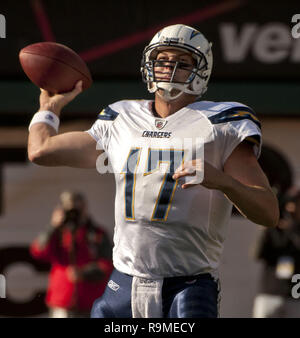 Oakland, la California, Stati Uniti d'America. 1a gen, 2012. San Diego Chargers quarterback Philip Rivers (17) Domenica, 1 gennaio 2012, alla Contea Oakland-Alameda Coliseum a Oakland, in California. Il caricabatterie ha sconfitto i raider 38-26. Credito: Al di Golub/ZUMA filo/Alamy Live News Foto Stock