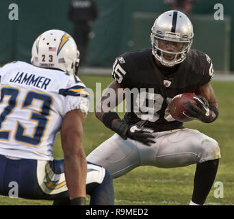 Oakland, la California, Stati Uniti d'America. 1a gen, 2012. Oakland Raiders wide receiver Darrius Heyward-Bey (85) rende le manovre per agitare San Diego Chargers cornerback Quentin Jammer (23) dopo la cattura di passare la domenica, 1 gennaio 2012, alla Contea Oakland-Alameda Coliseum a Oakland, in California. Il caricabatterie ha sconfitto i raider 38-26. Credito: Al di Golub/ZUMA filo/Alamy Live News Foto Stock