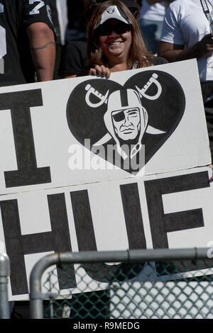 Oakland, la California, Stati Uniti d'America. 23 ott 2011. Raider i fan amano il loro coach di Domenica, 23 ottobre 2011, a Oakland-Alameda County Coliseum a Oakland, in California. I capi sconfitti i raider 28-0. Credito: Al di Golub/ZUMA filo/Alamy Live News Foto Stock