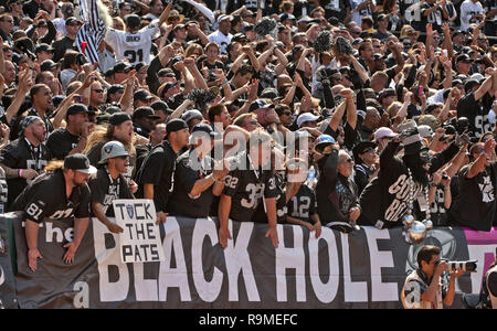 Oakland, la California, Stati Uniti d'America. 2 Ottobre, 2011. Buco nero fan fare tanto rumore quanto essi possono domenica 2 ottobre, 2011, a Oakland-Alameda County Coliseum a Oakland, in California. I patrioti hanno sconfitto i raider 31-19. Credito: Al di Golub/ZUMA filo/Alamy Live News Foto Stock