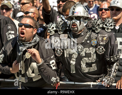 Oakland, la California, Stati Uniti d'America. 2 Ottobre, 2011. Raider fan si lamentano per le chiamate arbitro domenica 2 ottobre, 2011, a Oakland-Alameda County Coliseum a Oakland, in California. I patrioti hanno sconfitto i raider 31-19. Credito: Al di Golub/ZUMA filo/Alamy Live News Foto Stock