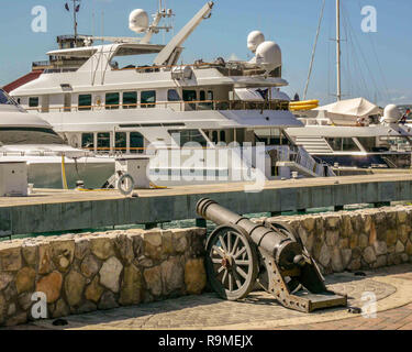 San Tommaso, Isole Vergini. 13 gen 2009. Un vecchio cannone decora Yacht Haven Grande marina nella storica Charlotte Amalie Porto di San Tommaso, USVI. San Tommaso è uno dei più trafficati porti di scalo per navi da crociera nei Caraibi. Credito: Arnold Drapkin/ZUMA filo/Alamy Live News Foto Stock