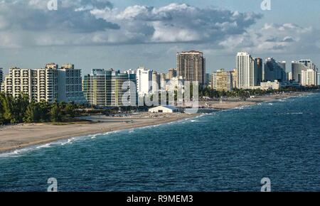 Fort Lauderdale, Florida, Stati Uniti d'America. 10 gen 2009. Hi-aumento edifici condominiali incombono sulla spiaggia vicino al Fort Lauderdale, Florida ingresso porto canale di ingresso. Credito: Arnold Drapkin/ZUMA filo/Alamy Live News Foto Stock