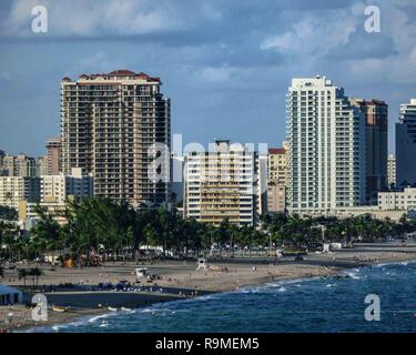 Fort Lauderdale, Florida, Stati Uniti d'America. 10 gen 2009. Hi-aumento edifici condominiali incombono sulla spiaggia vicino al Fort Lauderdale, Florida ingresso porto canale di ingresso. Credito: Arnold Drapkin/ZUMA filo/Alamy Live News Foto Stock