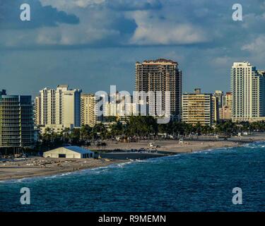 Fort Lauderdale, Florida, Stati Uniti d'America. 10 gen 2009. Hi-aumento edifici condominiali incombono sulla spiaggia vicino al Fort Lauderdale, Florida ingresso porto canale di ingresso. Credito: Arnold Drapkin/ZUMA filo/Alamy Live News Foto Stock