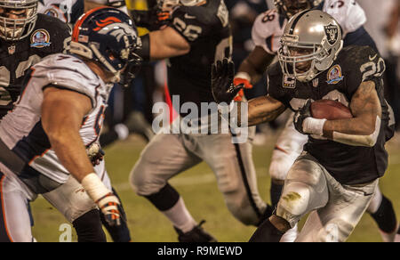 Oakland, la California, Stati Uniti d'America. 6 dicembre, 2012. Oakland Raiders running back Darren McFadden (20) giovedì a O.co Coliseum di Oakland, CA. I Broncos sconfitti i raider 26-13. Credito: Al di Golub/ZUMA filo/Alamy Live News Foto Stock