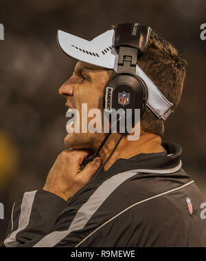 Oakland, la California, Stati Uniti d'America. 6 dicembre, 2012. Raider head coach Dennis Allen giovedì a O.co Coliseum di Oakland, CA. I Broncos sconfitti i raider 26-13. Credito: Al di Golub/ZUMA filo/Alamy Live News Foto Stock