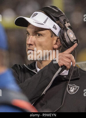 Oakland, la California, Stati Uniti d'America. Decimo Sep, 2012. Raider head coach Dennis Allen Lunedì, 10 settembre 2012, a Oakland in California. Caricabatterie sconfitto i raider 22-14. Credito: Al di Golub/ZUMA filo/Alamy Live News Foto Stock