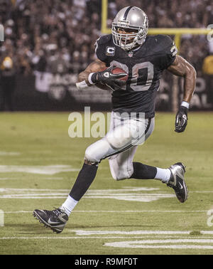 Oakland, la California, Stati Uniti d'America. Decimo Sep, 2012. Oakland Raiders running back Darren McFadden (20) rende grande l'esecuzione il lunedì, 10 settembre 2012, a Oakland in California. Caricabatterie sconfitto i raider 22-14. Credito: Al di Golub/ZUMA filo/Alamy Live News Foto Stock