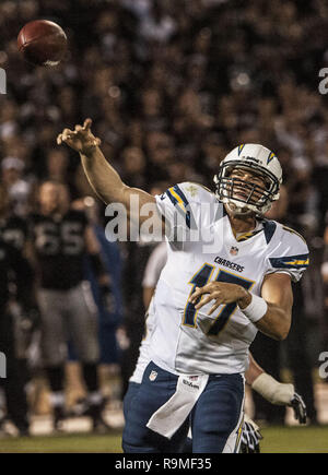 Oakland, la California, Stati Uniti d'America. Decimo Sep, 2012. San Diego Chargers quarterback Philip Rivers (17) passa basso campo di lunedì, 10 settembre 2012, a Oakland in California. Caricabatterie sconfitto i raider 22-14. Credito: Al di Golub/ZUMA filo/Alamy Live News Foto Stock