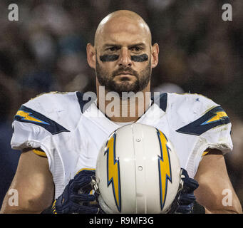 Oakland, la California, Stati Uniti d'America. Decimo Sep, 2012. San Diego Chargers linebacker Jarret Johnson (96) mette sul casco in disparte il lunedì, 10 settembre 2012, a Oakland in California. Caricabatterie sconfitto i raider 22-14. Credito: Al di Golub/ZUMA filo/Alamy Live News Foto Stock