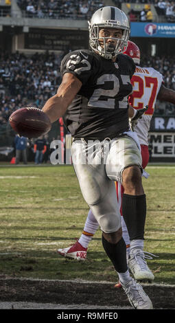 Oakland, la California, Stati Uniti d'America. 15 Dic, 2013. Oakland Raiders running back Rashad Jennings (27) celebra il touchdown di Domenica, 15 dicembre 2013, a Oakland, in California. I capi sconfitti i raider 56-31. Credito: Al di Golub/ZUMA filo/Alamy Live News Foto Stock