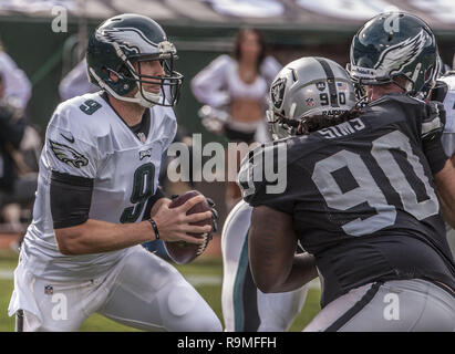 Oakland, la California, Stati Uniti d'America. 3 Novembre, 2013. Philadelphia Eagles quarterback Nick pazze (9) tenere la sfera per una corsa di domenica, novembre 03, 2013, a Oakland, in California. Le aquile sconfitto i raider 49-20. Credito: Al di Golub/ZUMA filo/Alamy Live News Foto Stock