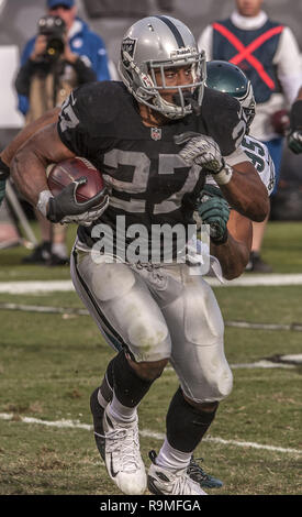 Oakland, la California, Stati Uniti d'America. 3 Novembre, 2013. Oakland Raiders running back Rashad Jennings (27) Trova buco in difesa di Domenica, Novembre 03, 2013, a Oakland, in California. Le aquile sconfitto i raider 49-20. Credito: Al di Golub/ZUMA filo/Alamy Live News Foto Stock