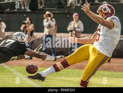 Oakland, la California, Stati Uniti d'America. Il 29 settembre, 2013. Oakland Raiders running back Rashad Jennings (27) blocchi Washington Redskins punter Sav Rocca (6) punt di Domenica, Settembre 29, 2013, a Oakland, in California. Le pellerosse sconfitto i raider 24-14. Credito: Al di Golub/ZUMA filo/Alamy Live News Foto Stock