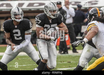 Oakland, la California, Stati Uniti d'America. 27 ott 2013. Oakland Raiders running back Rashad Jennings (27) cerca il foro nella linea di difesa di Domenica, 27 ottobre 2013, a Oakland, in California. I raider sconfitto lo Steelers 21-18. Credito: Al di Golub/ZUMA filo/Alamy Live News Foto Stock