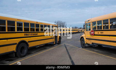 Chicago, Stati Uniti d'America. Il 25 dicembre 2018. Una flotta di primo studente scuolabus sono parcheggiate per le vacanze di Natale. Primo studente è la scuola leader di soluzioni di trasporto provider in America del Nord. La sua società madre è il primo del Regno Unito, il Group plc, i cui interessi includono autobus e servizi di trasporto ferroviario internazionale. Credito: Stephen Chung / Alamy Live News Foto Stock