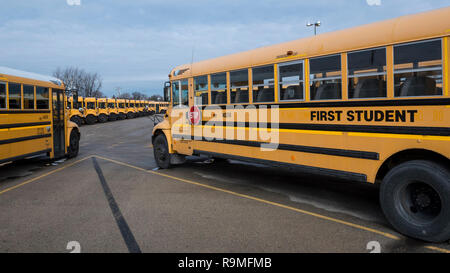 Chicago, Stati Uniti d'America. Il 25 dicembre 2018. Una flotta di primo studente scuolabus sono parcheggiate per le vacanze di Natale. Primo studente è la scuola leader di soluzioni di trasporto provider in America del Nord. La sua società madre è il primo del Regno Unito, il Group plc, i cui interessi includono autobus e servizi di trasporto ferroviario internazionale. Credito: Stephen Chung / Alamy Live News Foto Stock