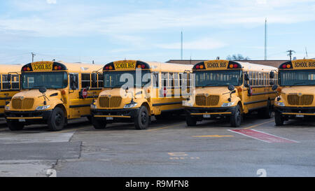 Chicago, Stati Uniti d'America. Il 25 dicembre 2018. Una flotta di primo studente scuolabus sono parcheggiate per le vacanze di Natale. Primo studente è la scuola leader di soluzioni di trasporto provider in America del Nord. La sua società madre è il primo del Regno Unito, il Group plc, i cui interessi includono autobus e servizi di trasporto ferroviario internazionale. Credito: Stephen Chung / Alamy Live News Foto Stock