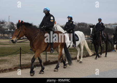 Washington, DC, Stati Uniti d'America. 25 Dic, 2018. Il giorno 4 della parziale del governo federale di arresto, mentre il finanziamento NPS è decaduta, montato ufficiali del parco ci sono forze di polizia visto qui a cavallo attraverso il National Mall il giorno di Natale. Due dei cavalli sembrano essere indossando renne rosso palchi. Credito: Evan Golub/ZUMA filo/Alamy Live News Foto Stock