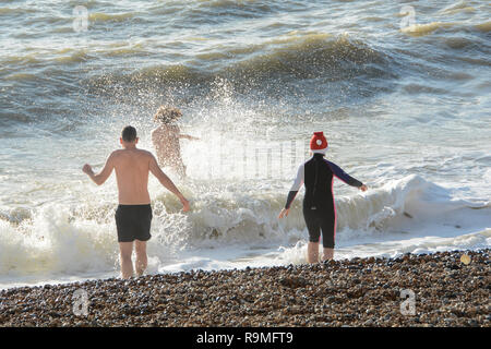 Brighton, Inghilterra, Regno Unito. 25 dicembre, 2018. Le persone che si godono la spiaggia e caldo il giorno di Natale in Inghilterra, Regno Unito. © Benjamin John/ Alamy Live News. Foto Stock