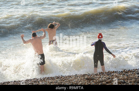 Brighton, Inghilterra, Regno Unito. 25 dicembre, 2018. Le persone che si godono la spiaggia e caldo il giorno di Natale in Inghilterra, Regno Unito. © Benjamin John/ Alamy Live News. Foto Stock