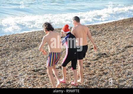 Brighton, Inghilterra, Regno Unito. 25 dicembre, 2018. Le persone che si godono la spiaggia e caldo il giorno di Natale in Inghilterra, Regno Unito. © Benjamin John/ Alamy Live News. Foto Stock