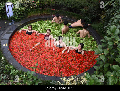 Hangzhou, Cina.. Il 26 dicembre, 2018. Il turista a godere di hot pot e molla all'hotpot molla sagomata durante il periodo invernale in un hotel in Hangzhou, Oriente Cina'snella provincia di Zhejiang. Credito: SIPA Asia/ZUMA filo/Alamy Live News Foto Stock