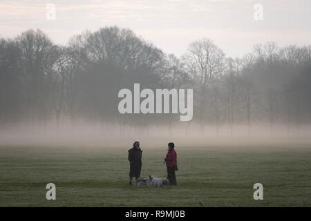 Sefton Park, Liverpool, Regno Unito. 26 dicembre, 2018. Le persone godono di una passeggiata come early morning mist cancella in Sefton Park in Liverpool Mercoledì, Dicembre 26, 2018. Credito: Christopher Middleton/Alamy Live News Foto Stock