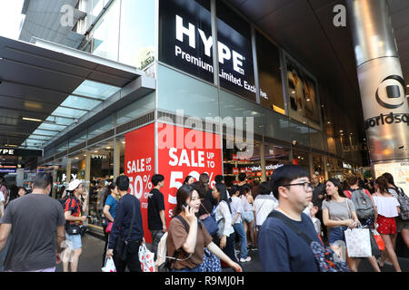 Sydney, Australia. Il 26 dicembre 2018. Una folla di gente che cerca di occasioni nel Boxing Day vendite. Nella foto: Hype store presso la piazza del mondo. Credito: Richard Milnes/Alamy Live News Foto Stock