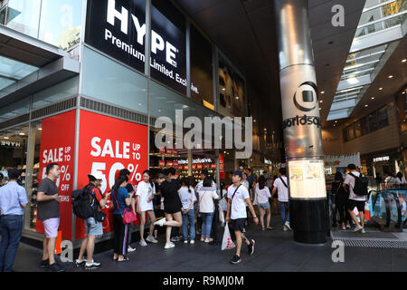 Sydney, Australia. Il 26 dicembre 2018. Una folla di gente che cerca di occasioni nel Boxing Day vendite. Nella foto: Hype store presso la piazza del mondo. Credito: Richard Milnes/Alamy Live News Foto Stock