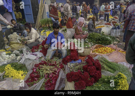 Kolkata, West Bengal, India. Il 6 agosto, 2018. Persone visto che vendono fiori presso il mercato dei fiori.Mullick Ghat flower market è uno dei più grandi mercati di fiori in tutta l'Asia, risalente a circa 130 anni. Accoccolato sotto il ponte Howarth, offre fiori per i numerosi templi e offerte di preghiera in tutta Kalkuta e i suoi dintorni. Credito: Enzo Tomasiello SOPA/images/ZUMA filo/Alamy Live News Foto Stock