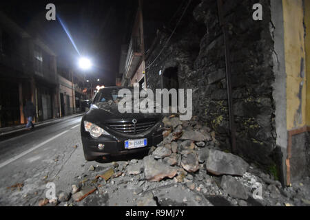 Catania, Sicilia, Italia. 26 dicembre, 2018. Terremoto in Catania, feriti e ingenti danni a Fleri, Monterosso e Santa Venerina Credito: LaPresse/Alamy Live News Foto Stock